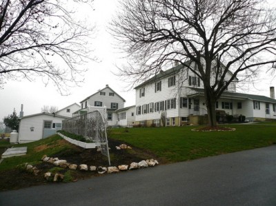 Beacon Hollow Farm, Maart 2011. Bungalow links van het hek.