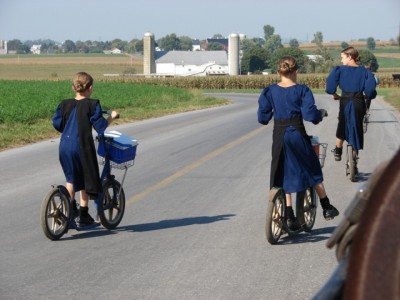 De Amish-meisjes komen uit school...